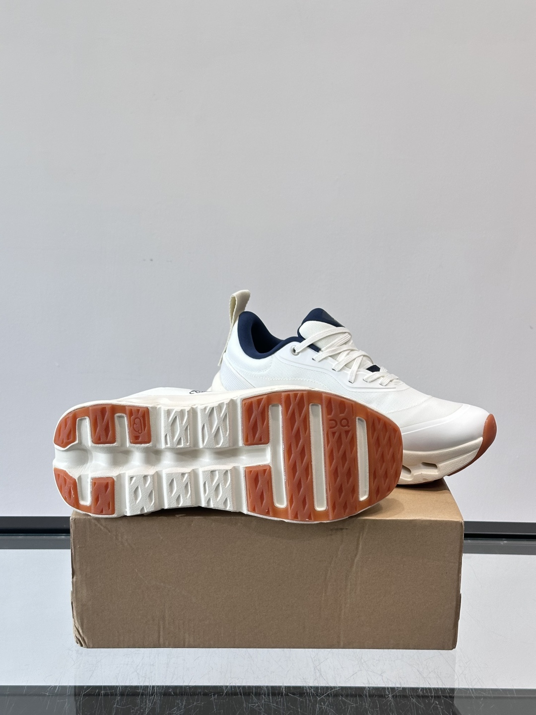 On昂跑 x Loewe联名2.0运动鞋​​👟On昂跑和Loewe联名的Cloudboom 2.0运动鞋