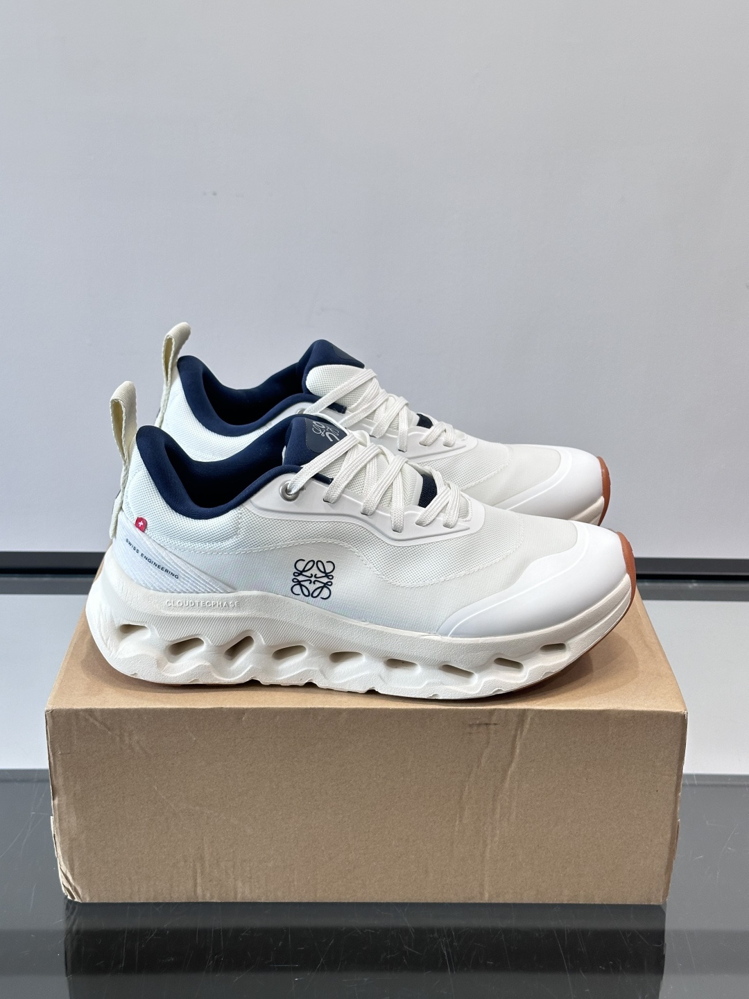On昂跑 x Loewe联名2.0运动鞋​​👟On昂跑和Loewe联名的Cloudboom 2.0运动鞋