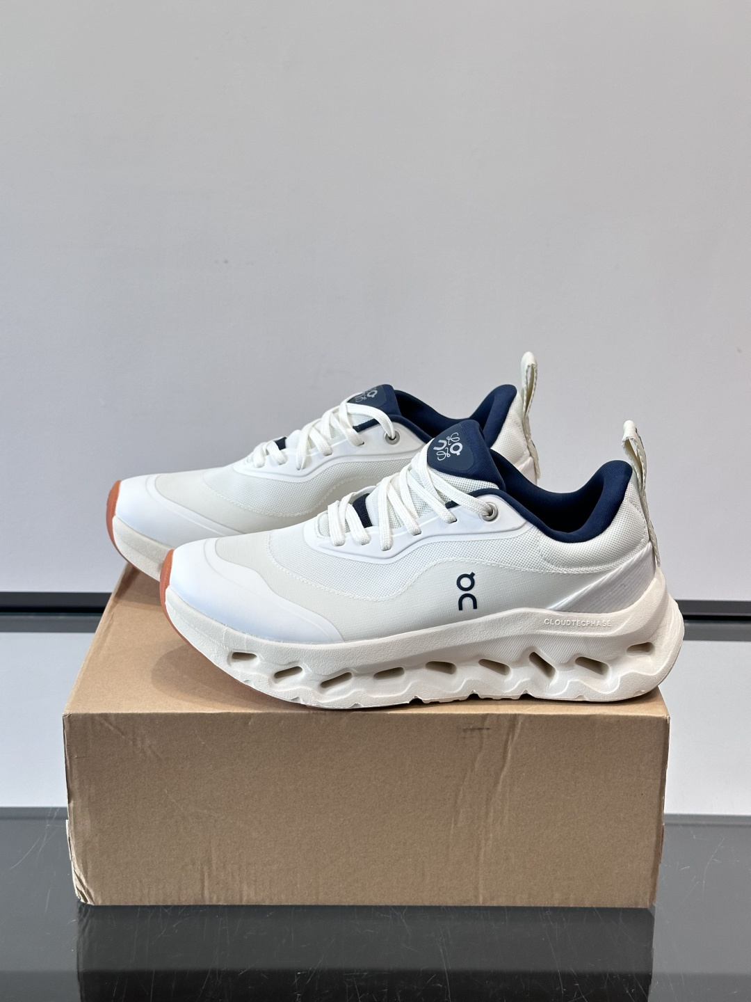 On昂跑 x Loewe联名2.0运动鞋​​👟On昂跑和Loewe联名的Cloudboom 2.0运动鞋