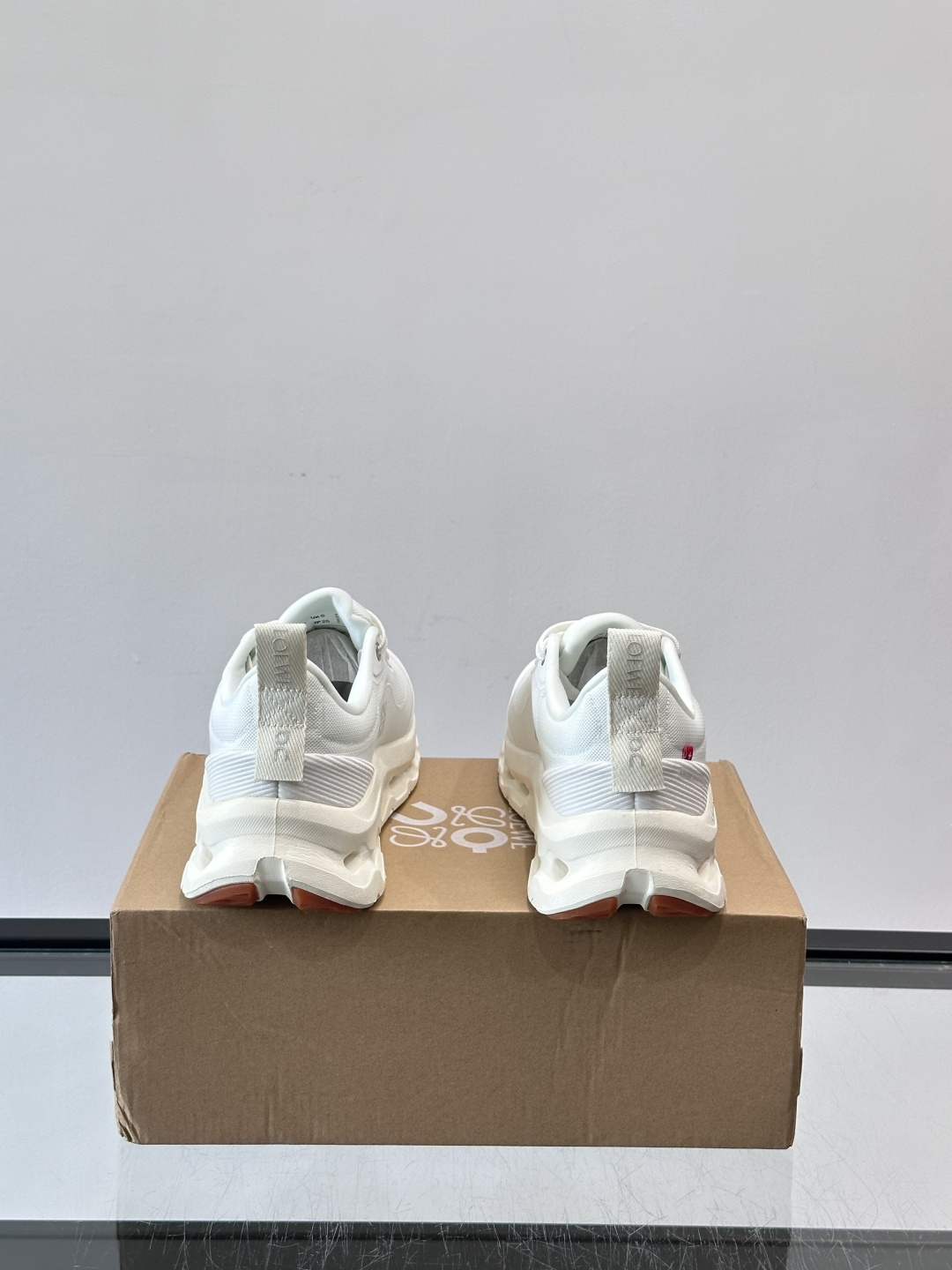 On昂跑 x Loewe联名2.0运动鞋​​👟On昂跑和Loewe联名的Cloudboom 2.0运动鞋