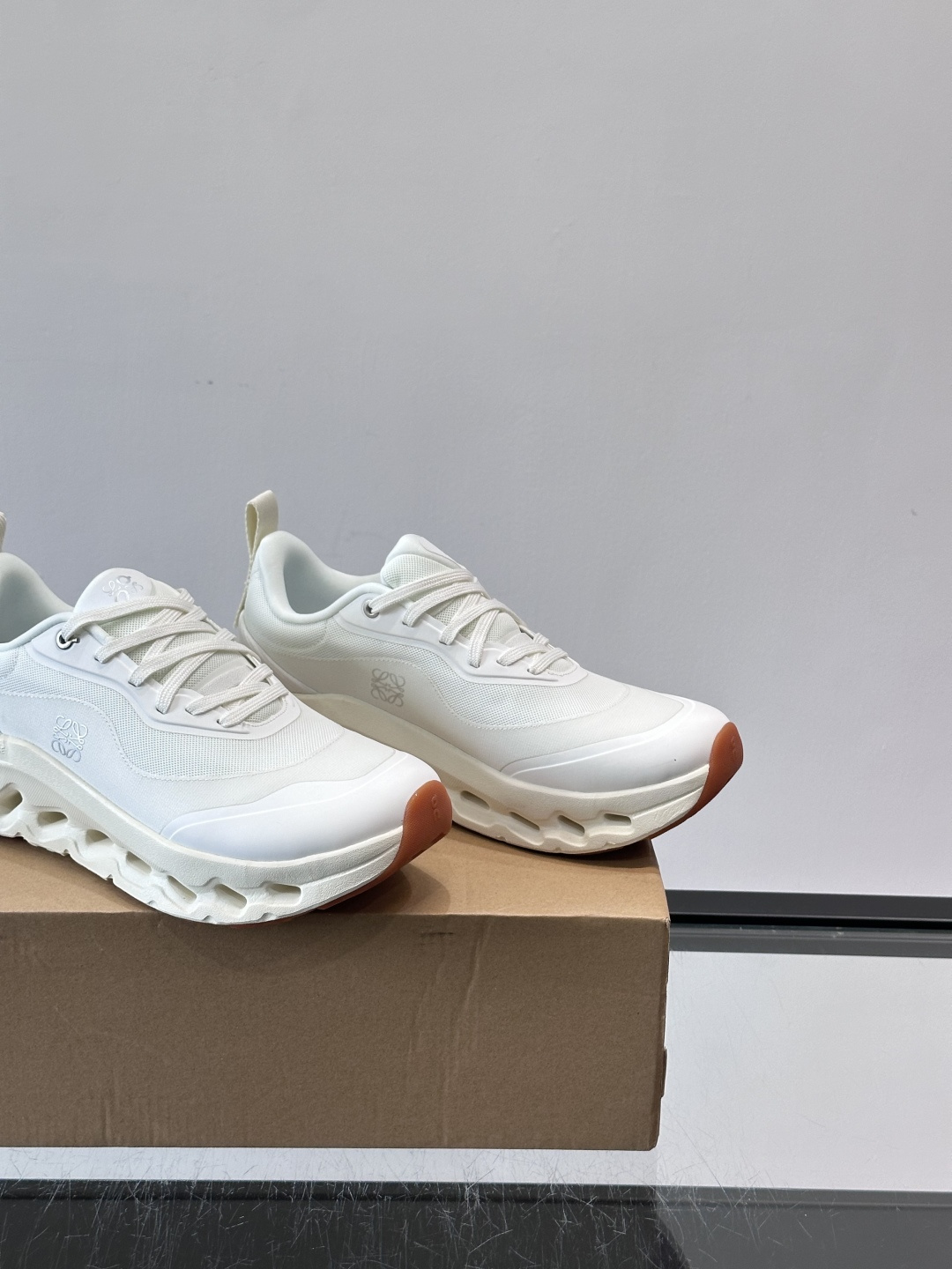 On昂跑 x Loewe联名2.0运动鞋​​👟On昂跑和Loewe联名的Cloudboom 2.0运动鞋