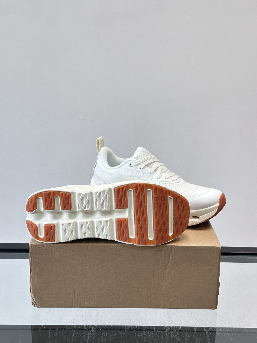 On昂跑 x Loewe联名2.0运动鞋​​👟On昂跑和Loewe联名的Cloudboom 2.0运动鞋