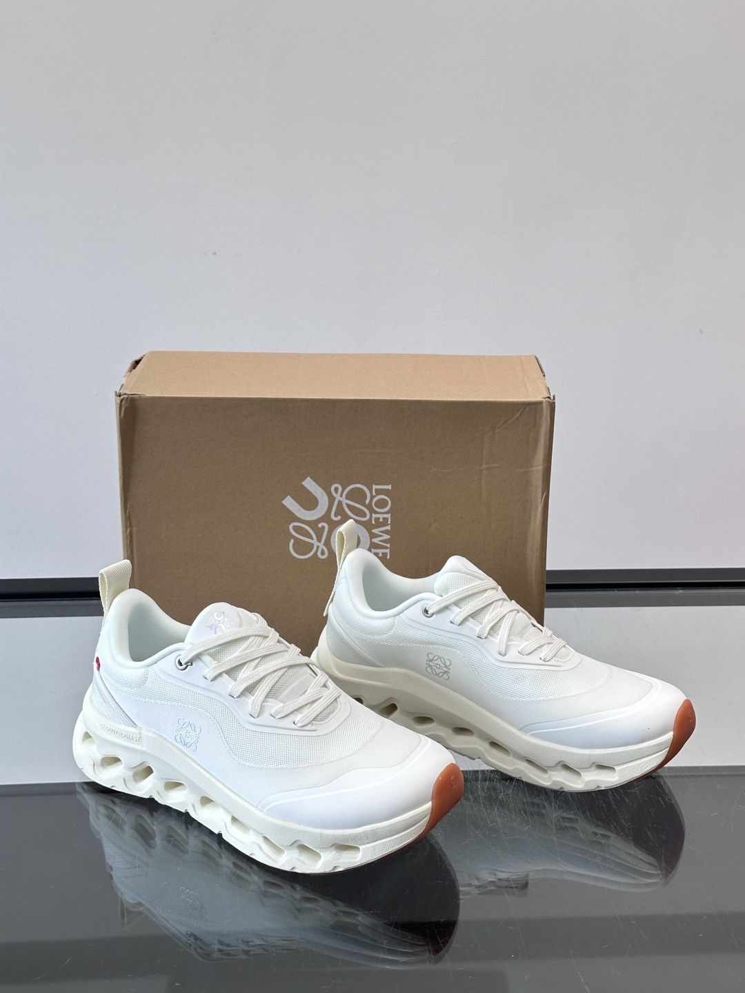 On昂跑 x Loewe联名2.0运动鞋​​👟On昂跑和Loewe联名的Cloudboom 2.0运动鞋