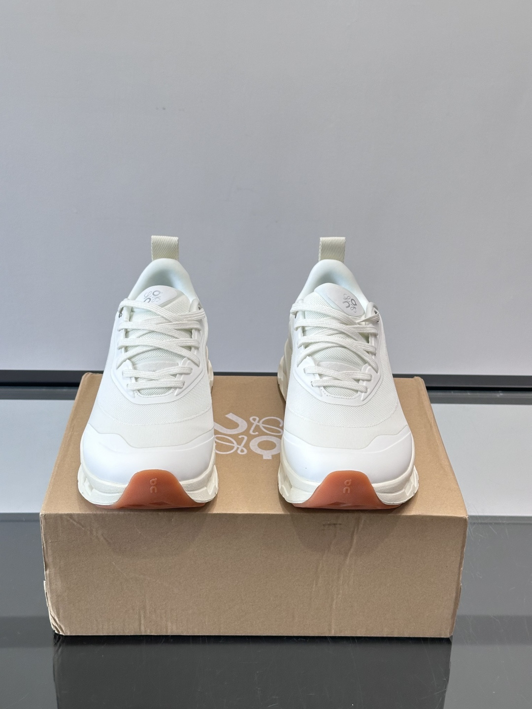 On昂跑 x Loewe联名2.0运动鞋​​👟On昂跑和Loewe联名的Cloudboom 2.0运动鞋