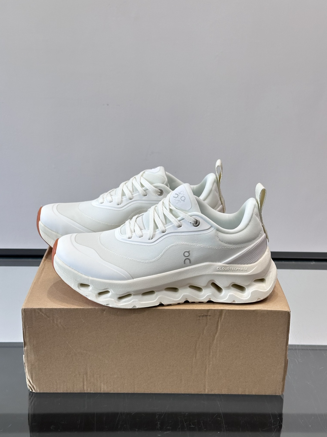 On昂跑 x Loewe联名2.0运动鞋​​👟On昂跑和Loewe联名的Cloudboom 2.0运动鞋