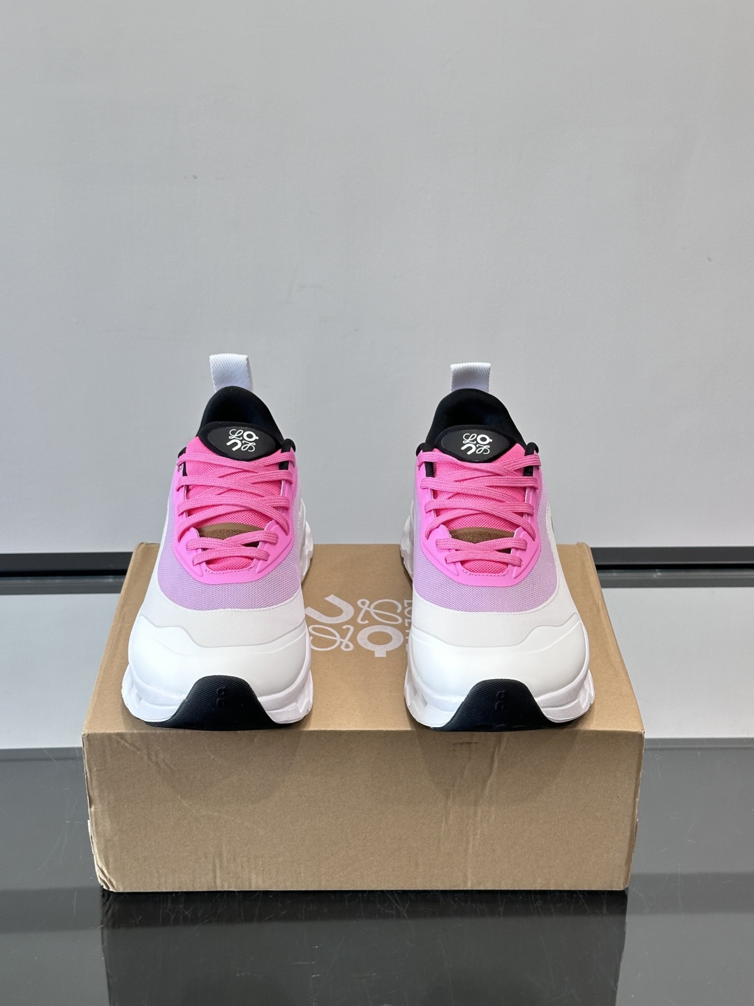 On昂跑 x Loewe联名2.0运动鞋​​👟On昂跑和Loewe联名的Cloudboom 2.0运动鞋