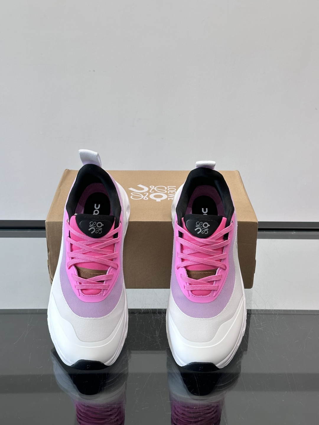 On昂跑 x Loewe联名2.0运动鞋​​👟On昂跑和Loewe联名的Cloudboom 2.0运动鞋