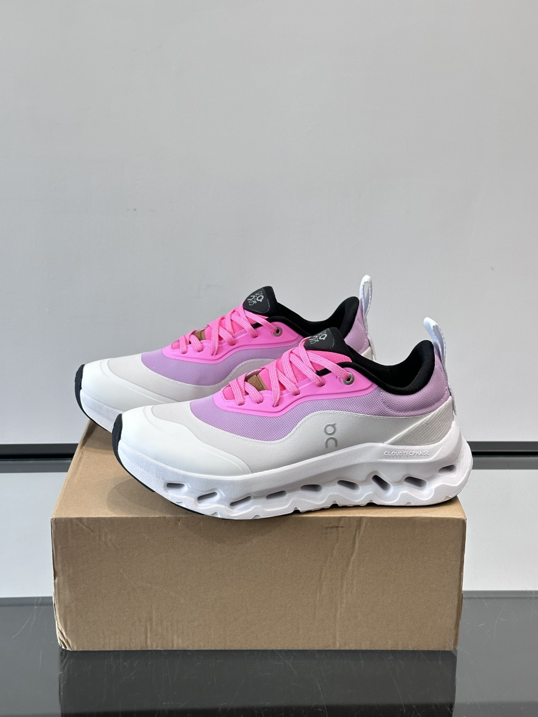 On昂跑 x Loewe联名2.0运动鞋​​👟On昂跑和Loewe联名的Cloudboom 2.0运动鞋