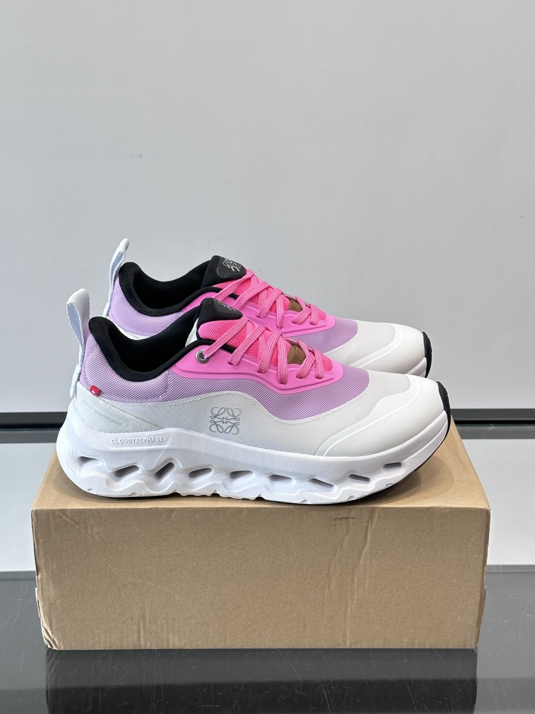 On昂跑 x Loewe联名2.0运动鞋​​👟On昂跑和Loewe联名的Cloudboom 2.0运动鞋