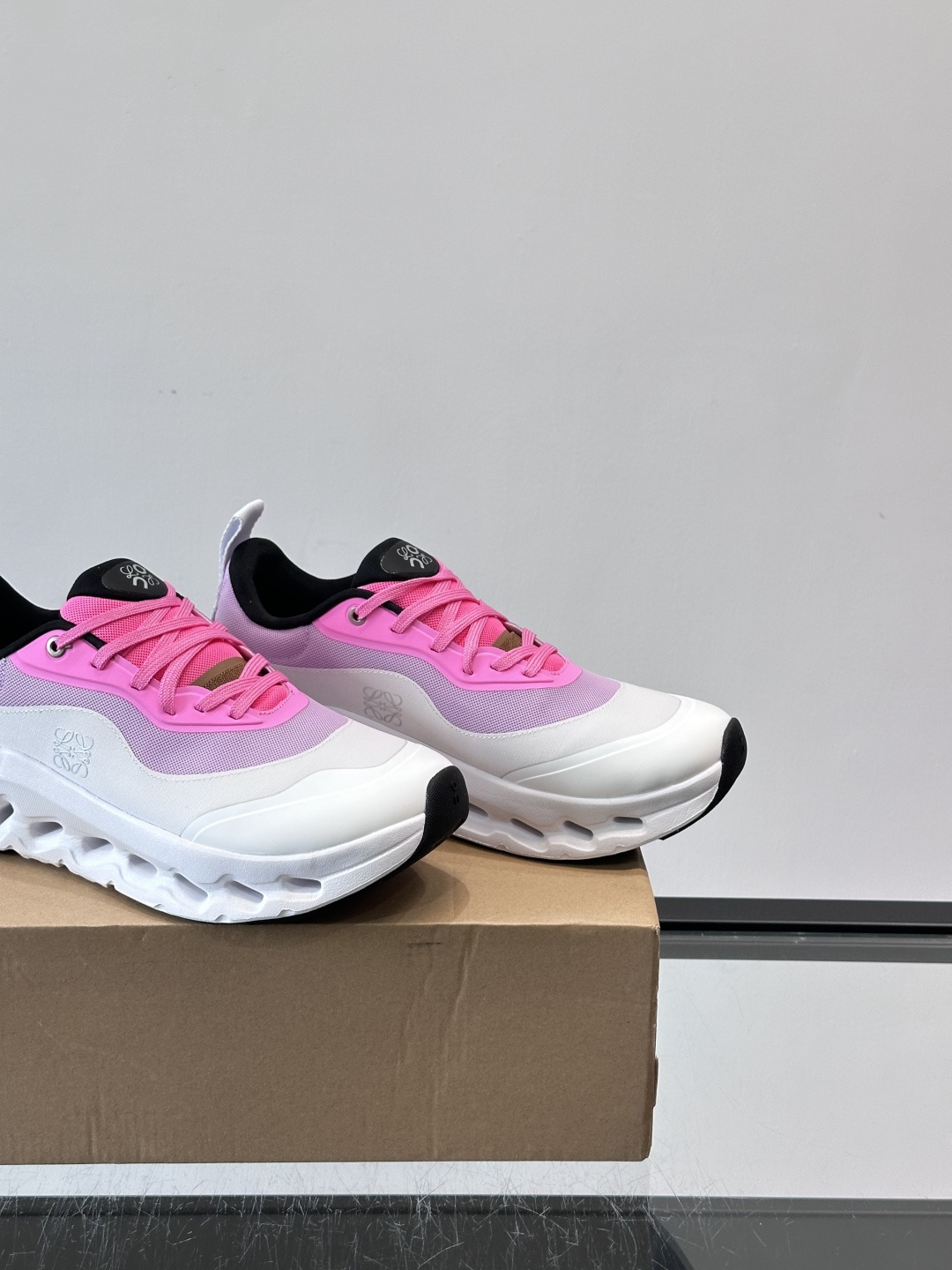 On昂跑 x Loewe联名2.0运动鞋​​👟On昂跑和Loewe联名的Cloudboom 2.0运动鞋