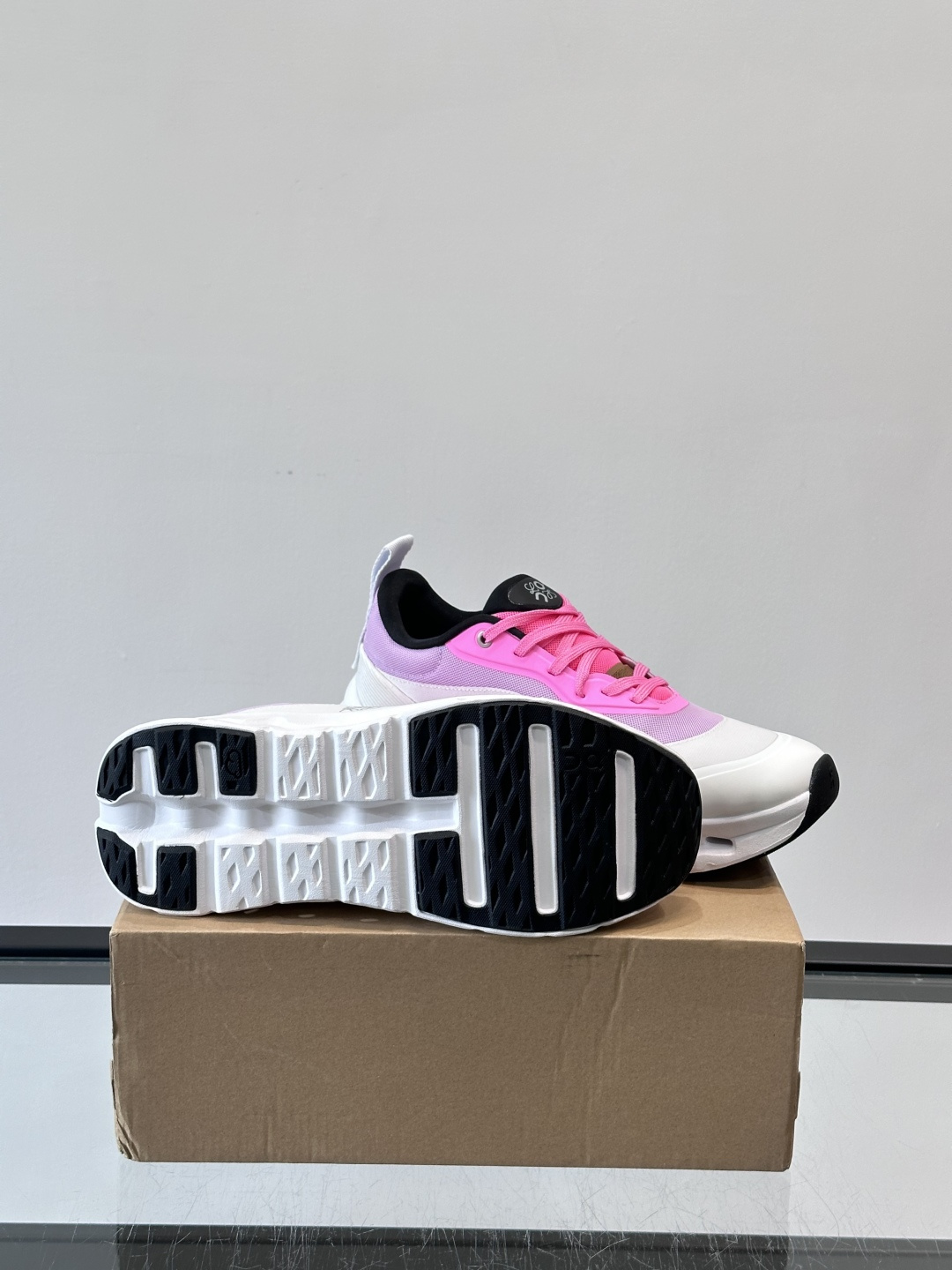 On昂跑 x Loewe联名2.0运动鞋​​👟On昂跑和Loewe联名的Cloudboom 2.0运动鞋