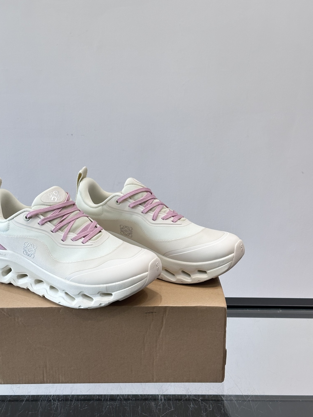 On昂跑 x Loewe联名2.0运动鞋​​👟On昂跑和Loewe联名的Cloudboom 2.0运动鞋