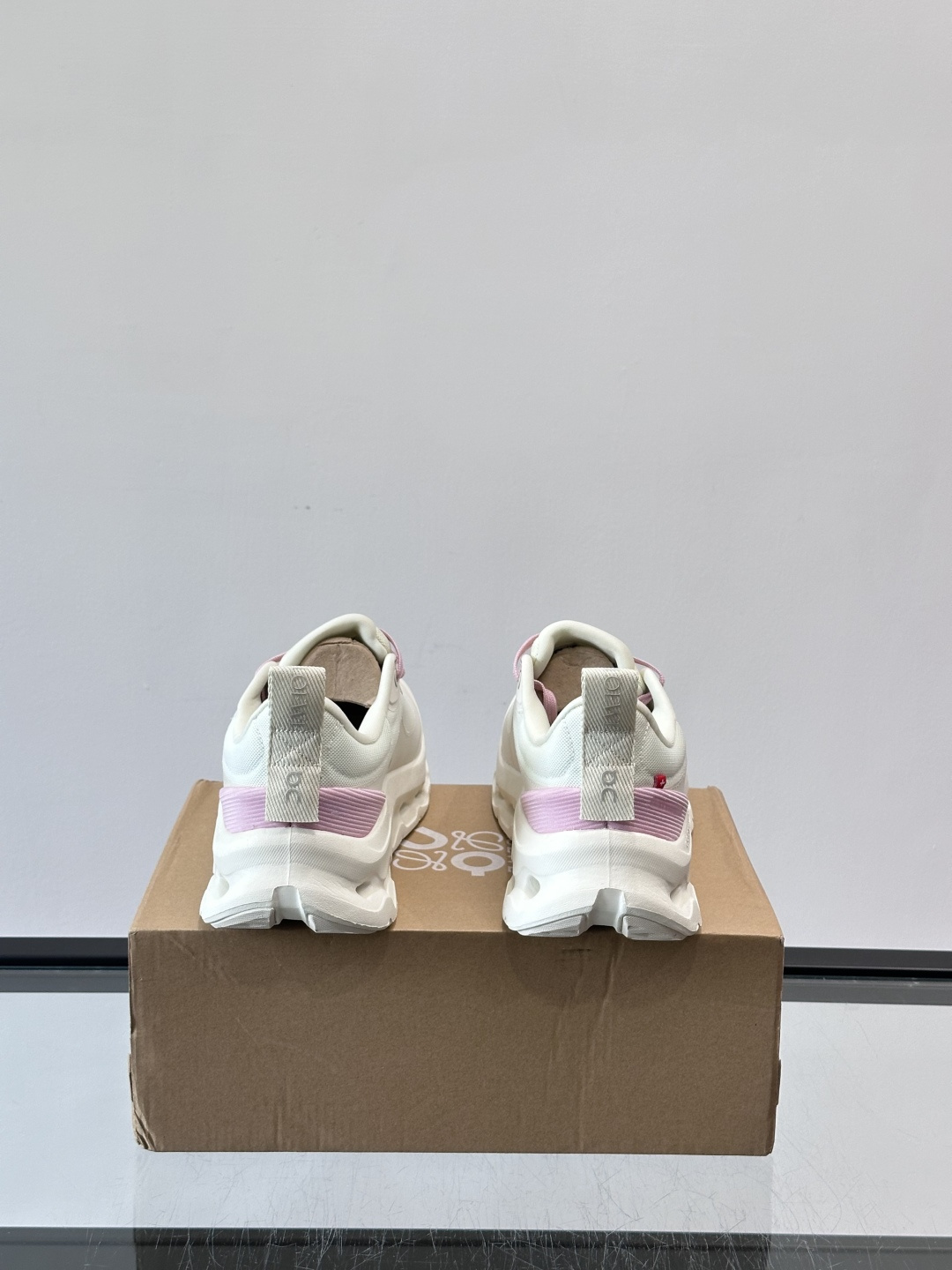 On昂跑 x Loewe联名2.0运动鞋​​👟On昂跑和Loewe联名的Cloudboom 2.0运动鞋