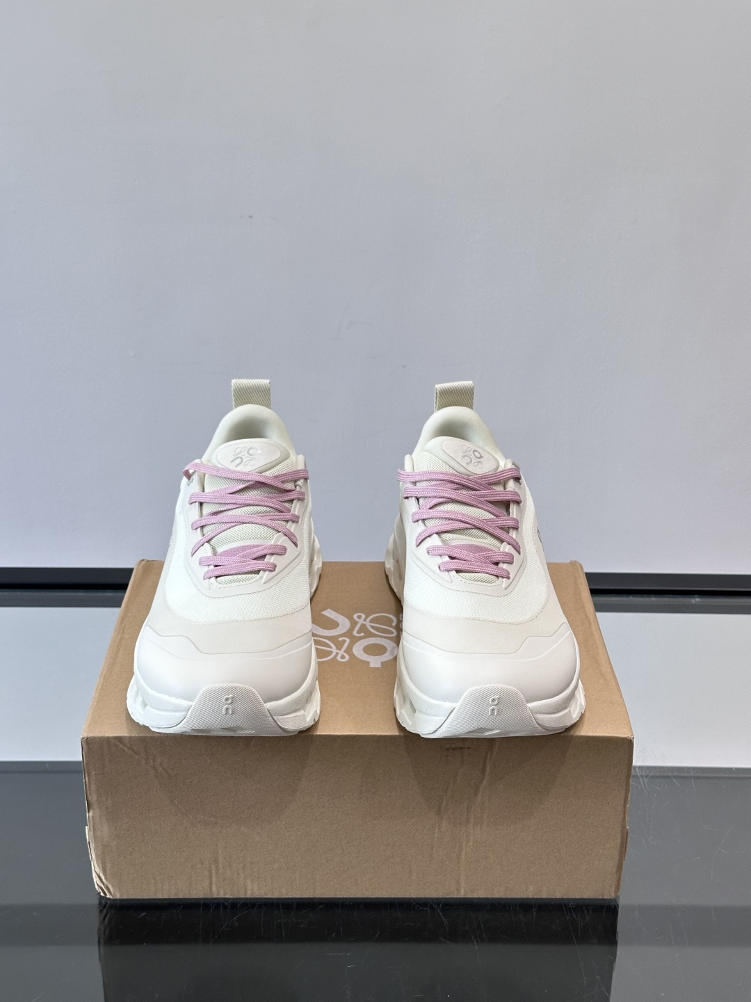 On昂跑 x Loewe联名2.0运动鞋​​👟On昂跑和Loewe联名的Cloudboom 2.0运动鞋