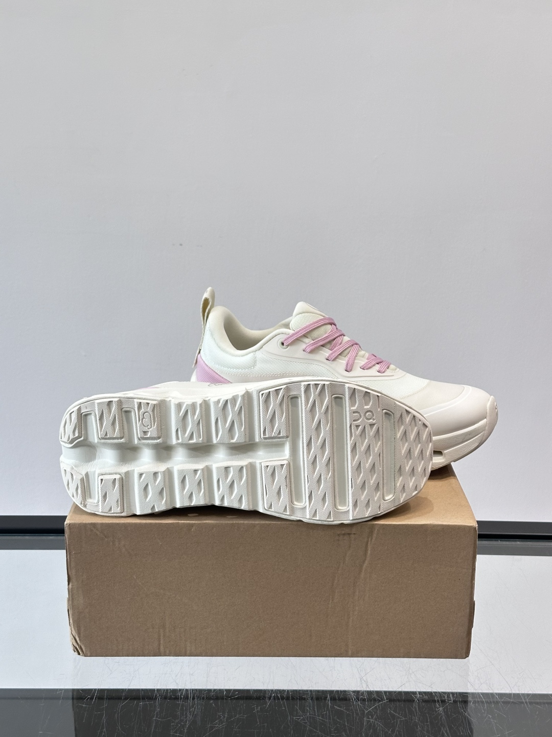 On昂跑 x Loewe联名2.0运动鞋​​👟On昂跑和Loewe联名的Cloudboom 2.0运动鞋