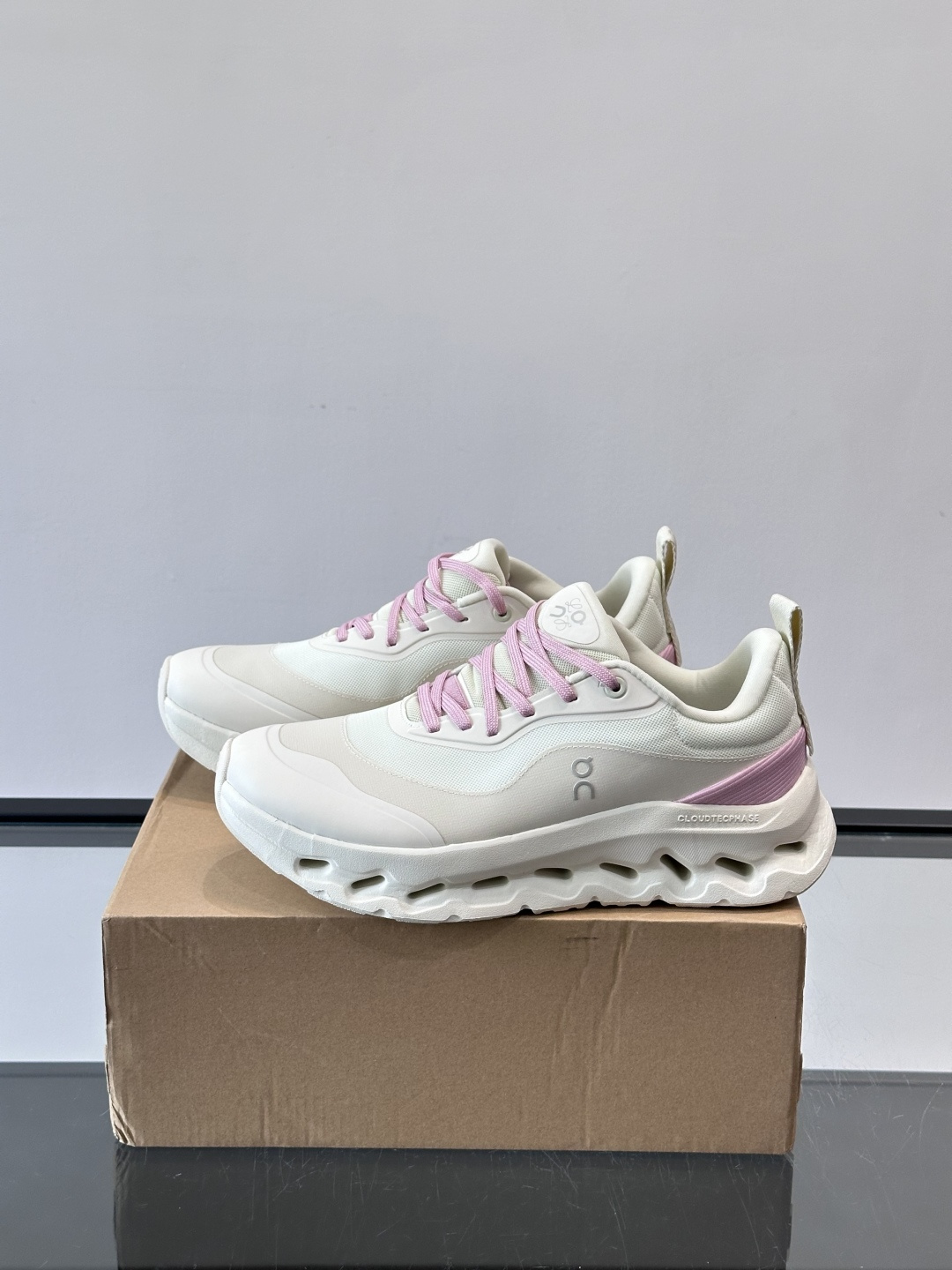 On昂跑 x Loewe联名2.0运动鞋​​👟On昂跑和Loewe联名的Cloudboom 2.0运动鞋