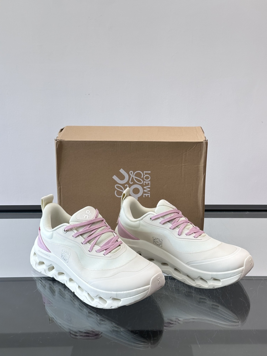 On昂跑 x Loewe联名2.0运动鞋​​👟On昂跑和Loewe联名的Cloudboom 2.0运动鞋