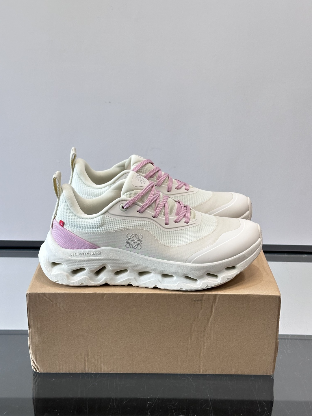 On昂跑 x Loewe联名2.0运动鞋​​👟On昂跑和Loewe联名的Cloudboom 2.0运动鞋