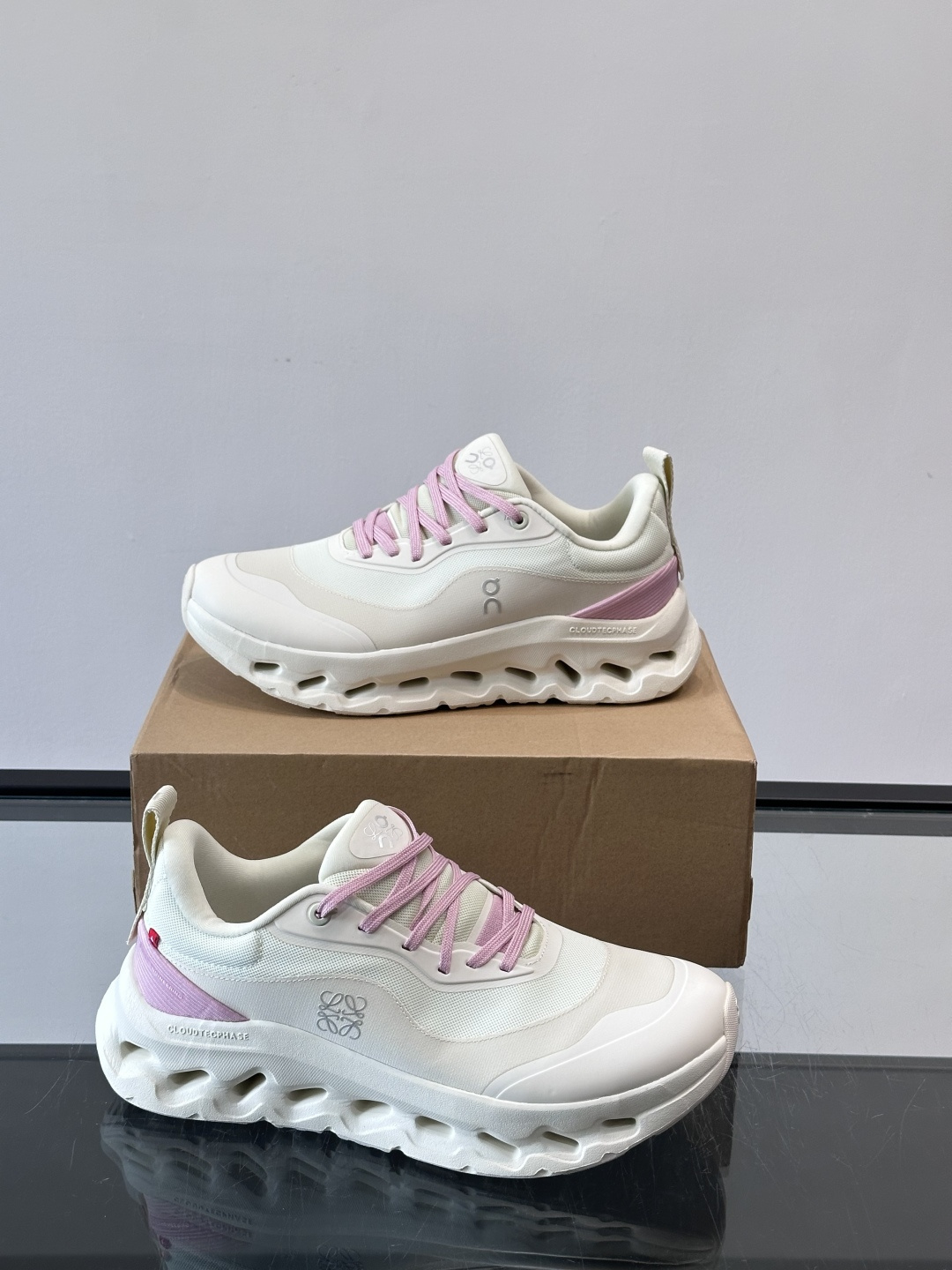 On昂跑 x Loewe联名2.0运动鞋​​👟On昂跑和Loewe联名的Cloudboom 2.0运动鞋