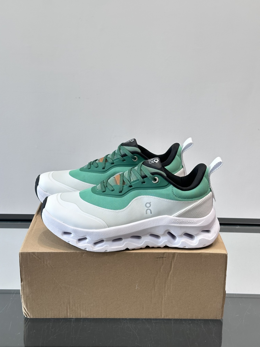 On昂跑 x Loewe联名2.0运动鞋​​👟On昂跑和Loewe联名的Cloudboom 2.0运动鞋