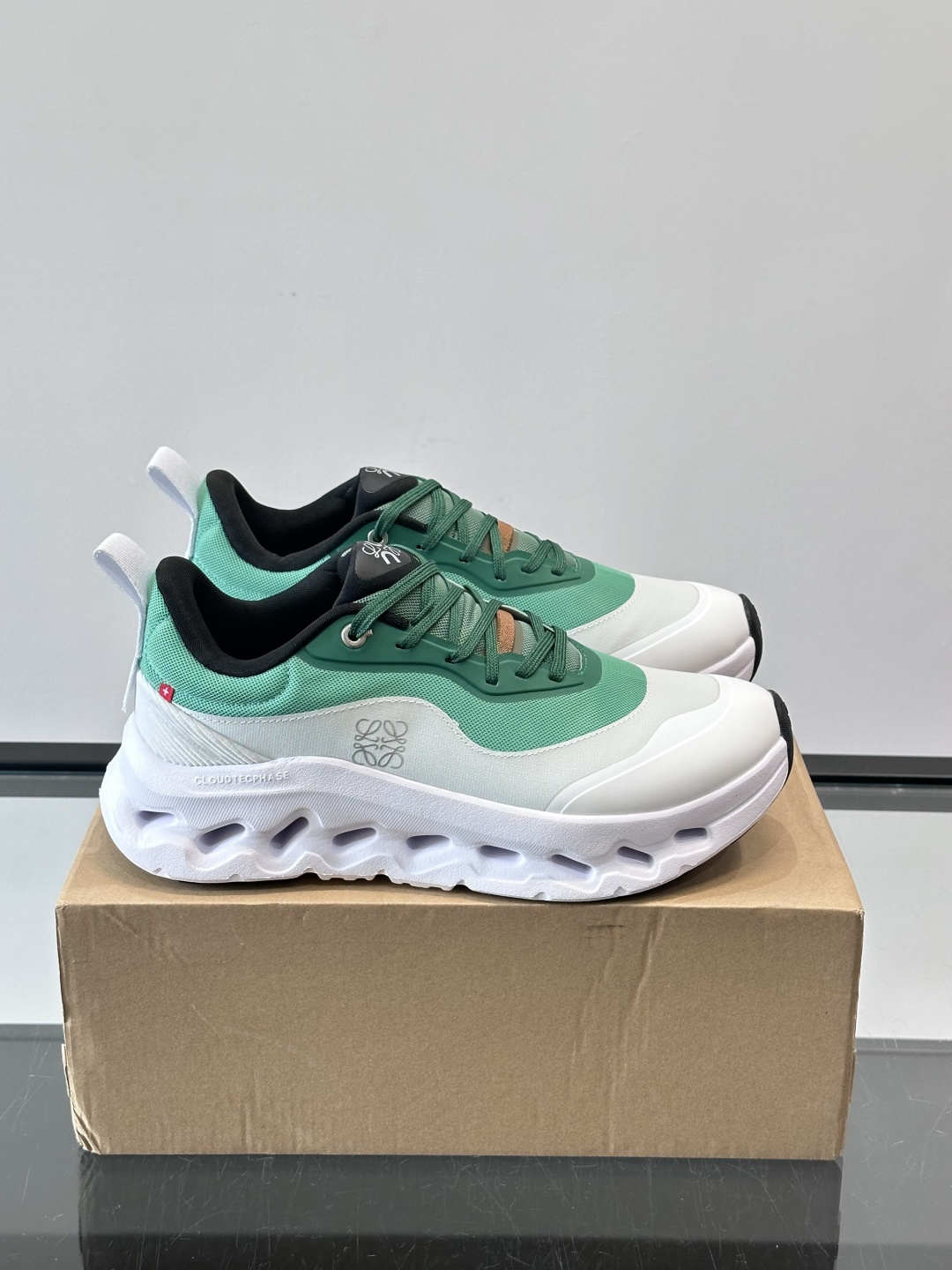 On昂跑 x Loewe联名2.0运动鞋​​👟On昂跑和Loewe联名的Cloudboom 2.0运动鞋