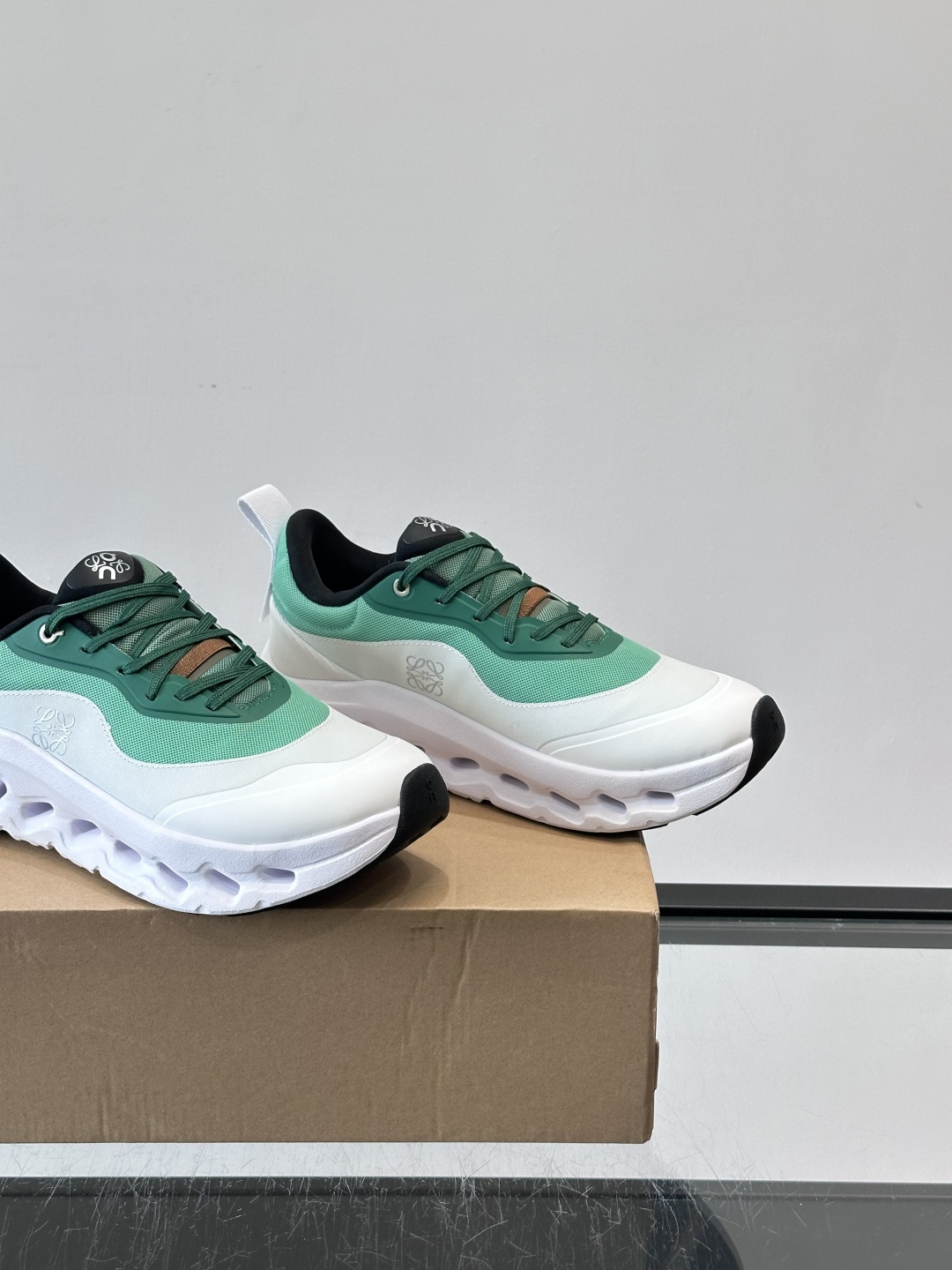 On昂跑 x Loewe联名2.0运动鞋​​👟On昂跑和Loewe联名的Cloudboom 2.0运动鞋