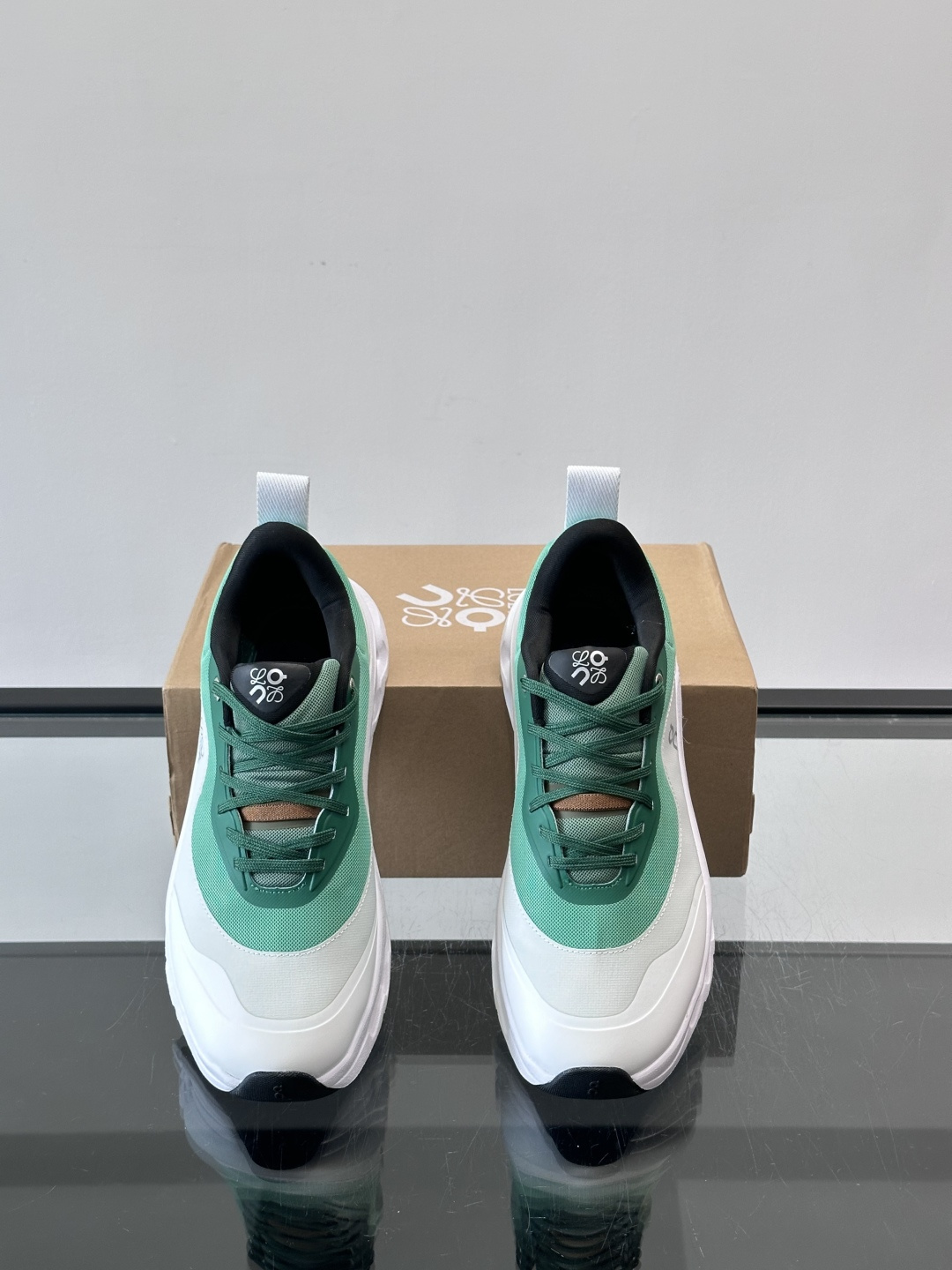 On昂跑 x Loewe联名2.0运动鞋​​👟On昂跑和Loewe联名的Cloudboom 2.0运动鞋