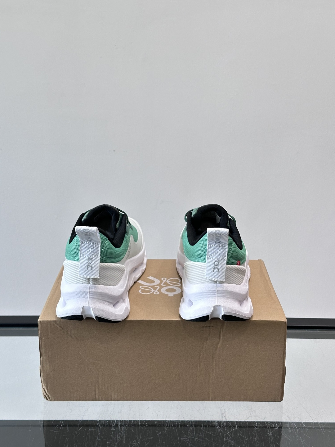 On昂跑 x Loewe联名2.0运动鞋​​👟On昂跑和Loewe联名的Cloudboom 2.0运动鞋