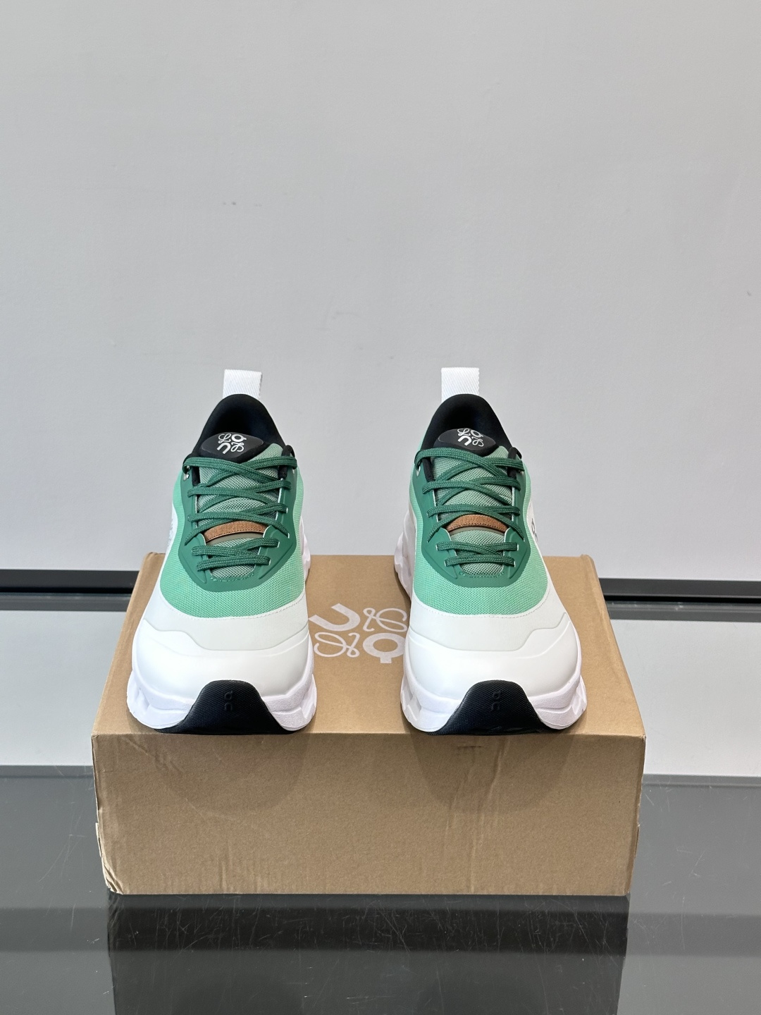 On昂跑 x Loewe联名2.0运动鞋​​👟On昂跑和Loewe联名的Cloudboom 2.0运动鞋