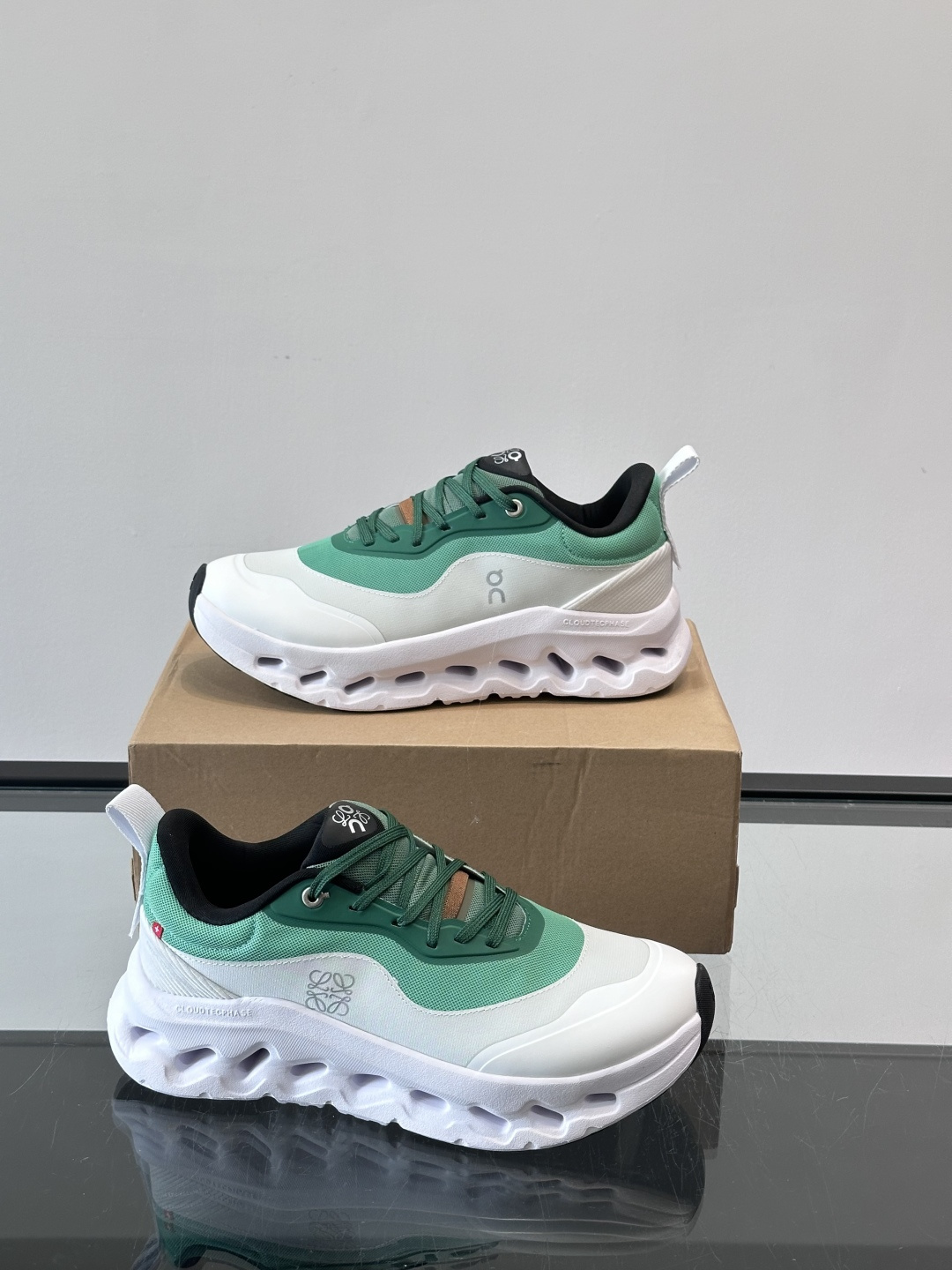 On昂跑 x Loewe联名2.0运动鞋​​👟On昂跑和Loewe联名的Cloudboom 2.0运动鞋