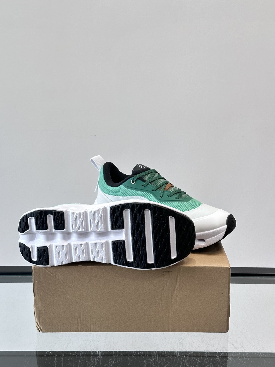 On昂跑 x Loewe联名2.0运动鞋​​👟On昂跑和Loewe联名的Cloudboom 2.0运动鞋