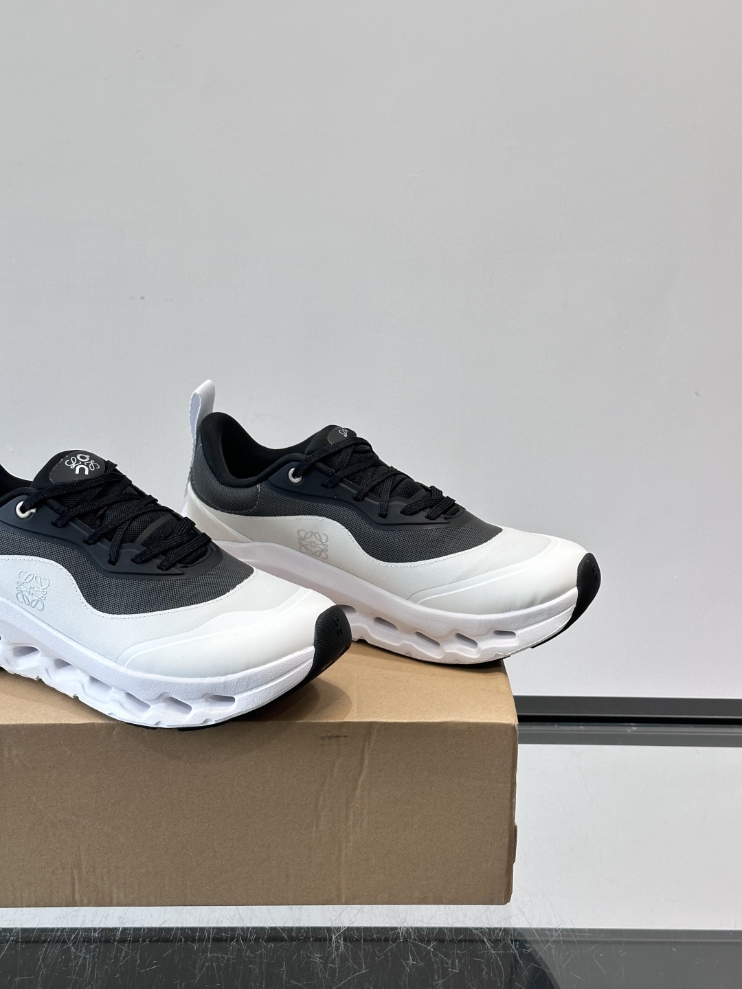 On昂跑 x Loewe联名2.0运动鞋​​👟On昂跑和Loewe联名的Cloudboom 2.0运动鞋