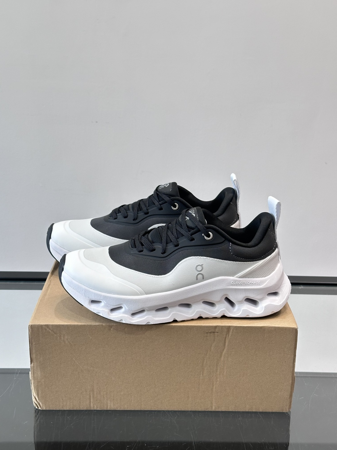 On昂跑 x Loewe联名2.0运动鞋​​👟On昂跑和Loewe联名的Cloudboom 2.0运动鞋