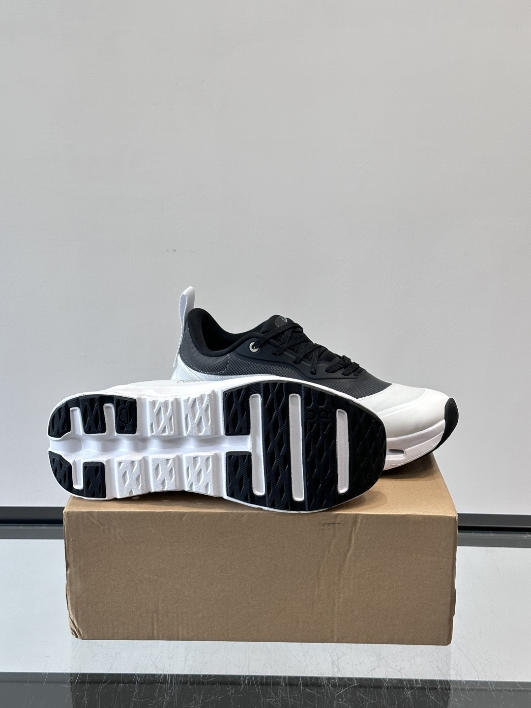 On昂跑 x Loewe联名2.0运动鞋​​👟On昂跑和Loewe联名的Cloudboom 2.0运动鞋