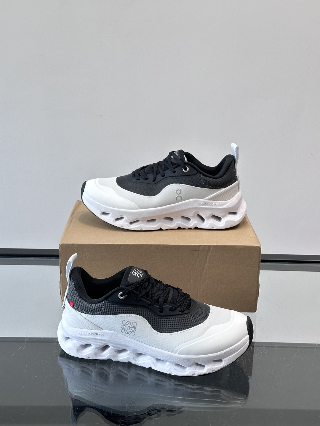 On昂跑 x Loewe联名2.0运动鞋​​👟On昂跑和Loewe联名的Cloudboom 2.0运动鞋