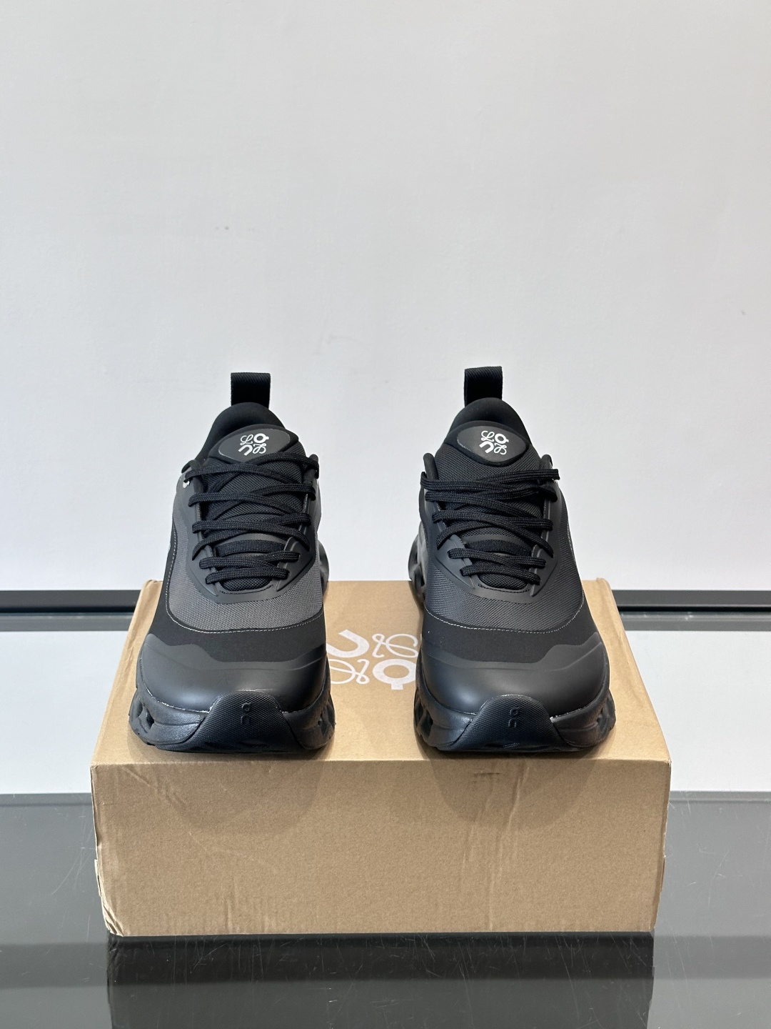 On昂跑 x Loewe联名2.0运动鞋​​👟On昂跑和Loewe联名的Cloudboom 2.0运动鞋