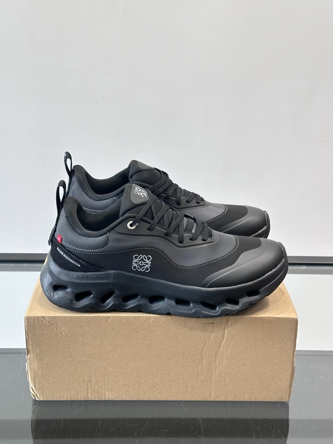 On昂跑 x Loewe联名2.0运动鞋​​👟On昂跑和Loewe联名的Cloudboom 2.0运动鞋