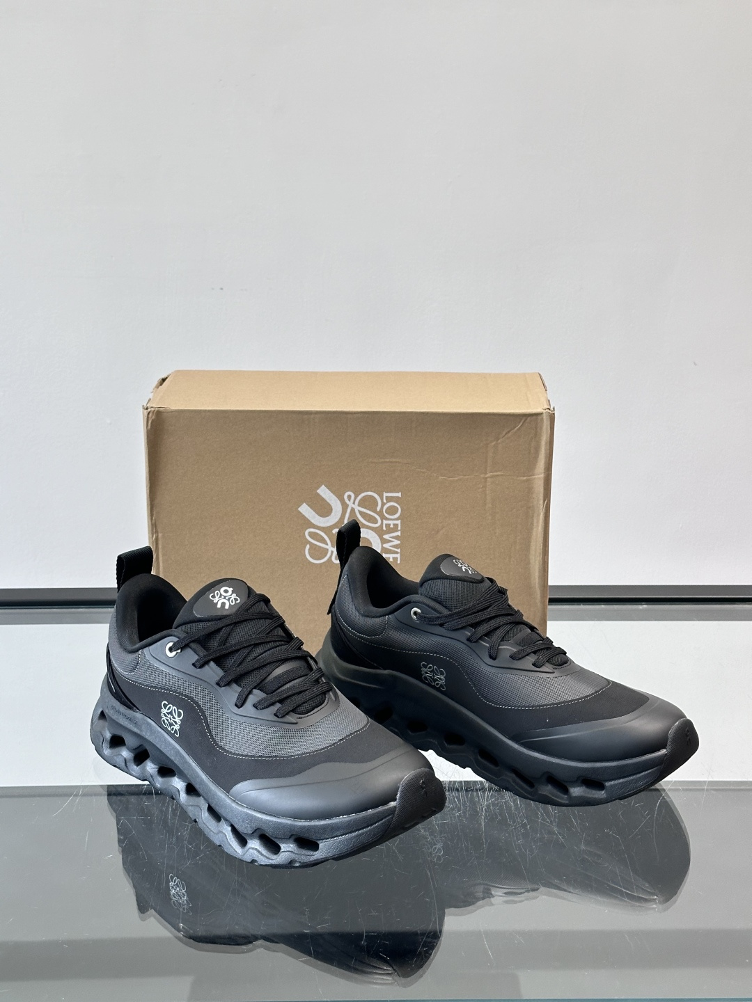 On昂跑 x Loewe联名2.0运动鞋​​👟On昂跑和Loewe联名的Cloudboom 2.0运动鞋