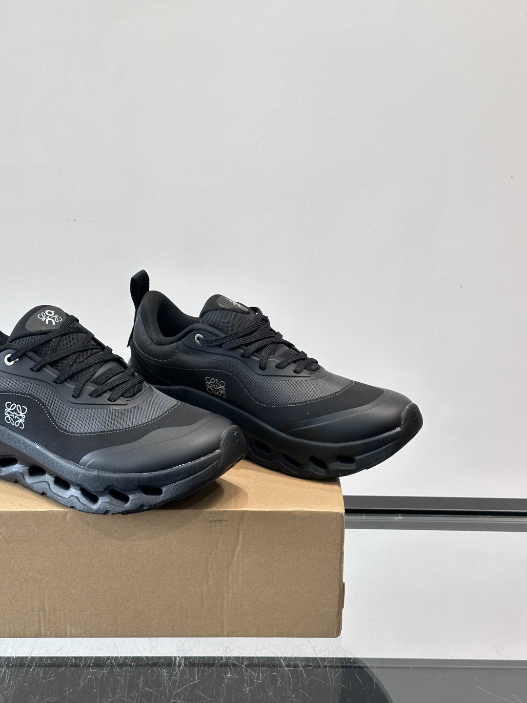 On昂跑 x Loewe联名2.0运动鞋​​👟On昂跑和Loewe联名的Cloudboom 2.0运动鞋