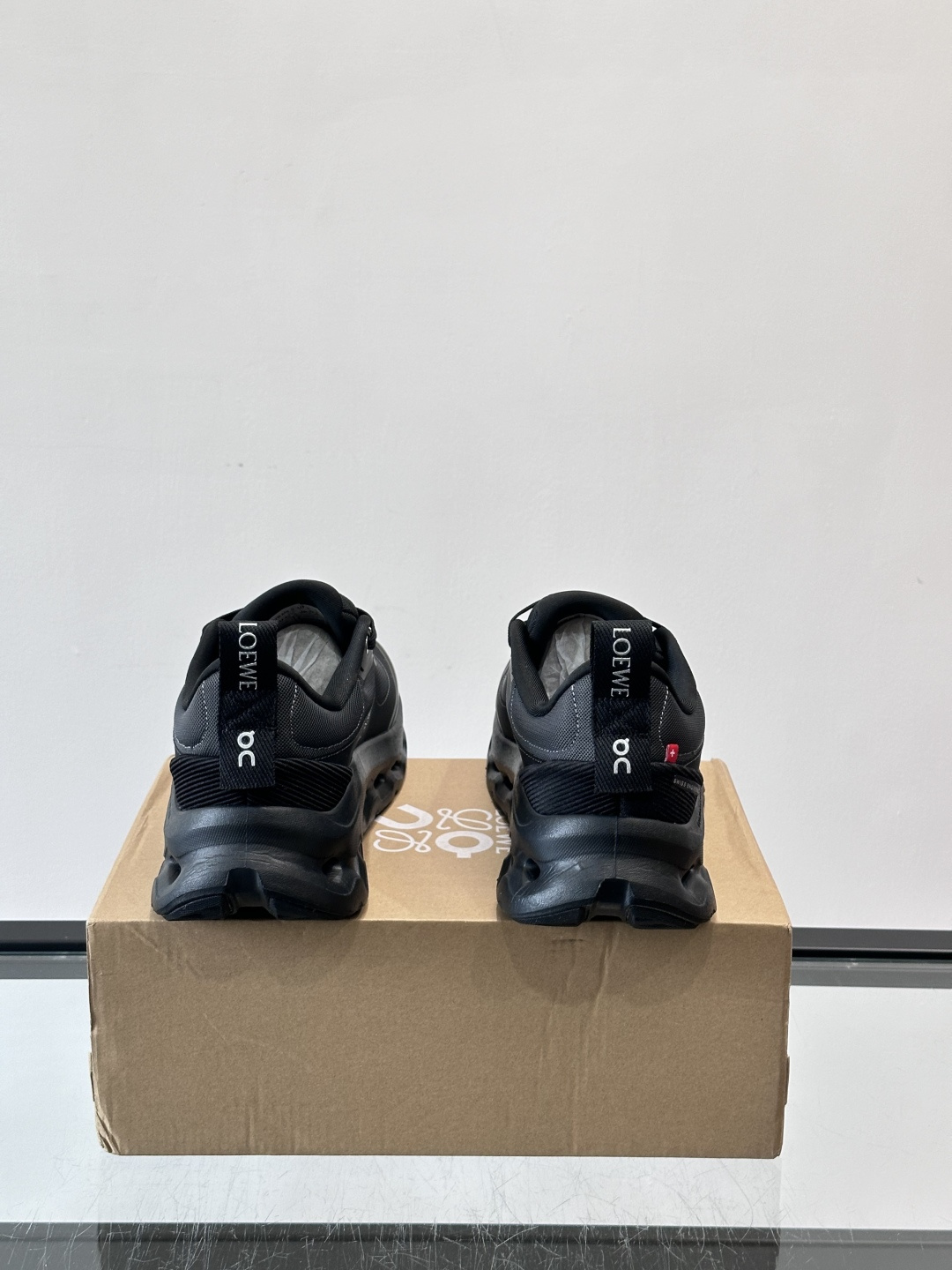 On昂跑 x Loewe联名2.0运动鞋​​👟On昂跑和Loewe联名的Cloudboom 2.0运动鞋