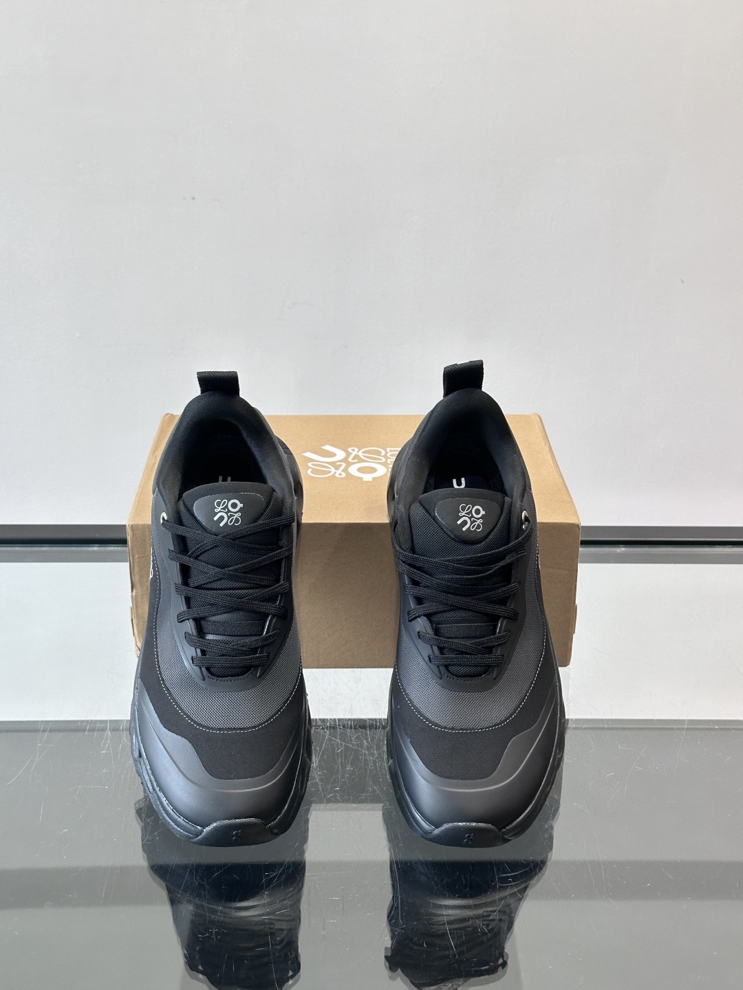 On昂跑 x Loewe联名2.0运动鞋​​👟On昂跑和Loewe联名的Cloudboom 2.0运动鞋