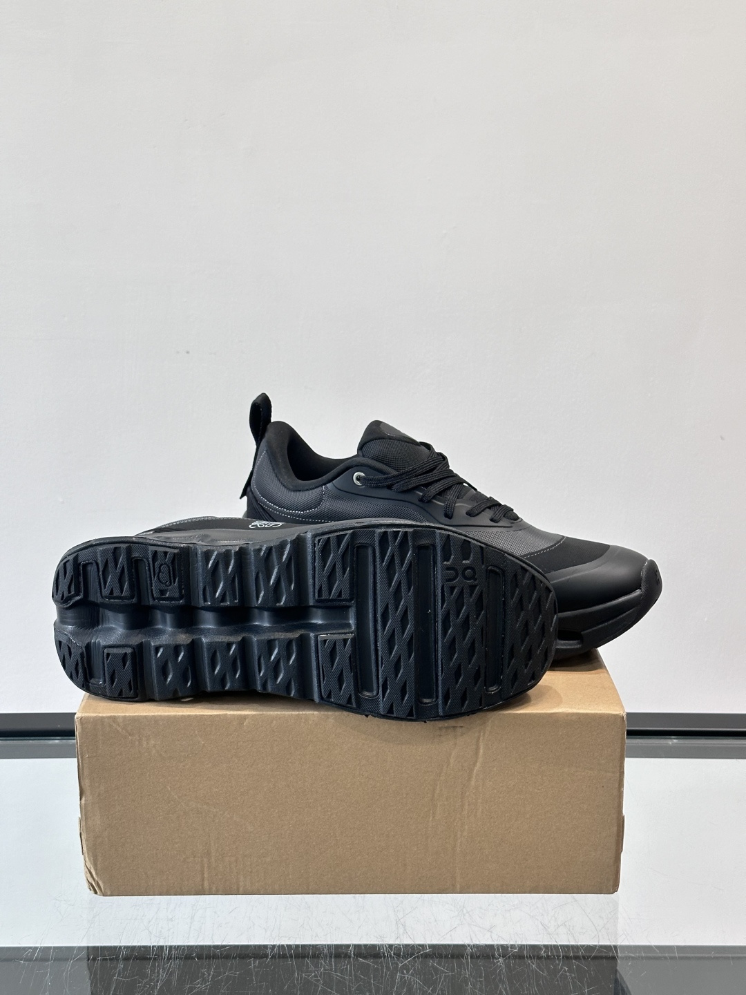 On昂跑 x Loewe联名2.0运动鞋​​👟On昂跑和Loewe联名的Cloudboom 2.0运动鞋