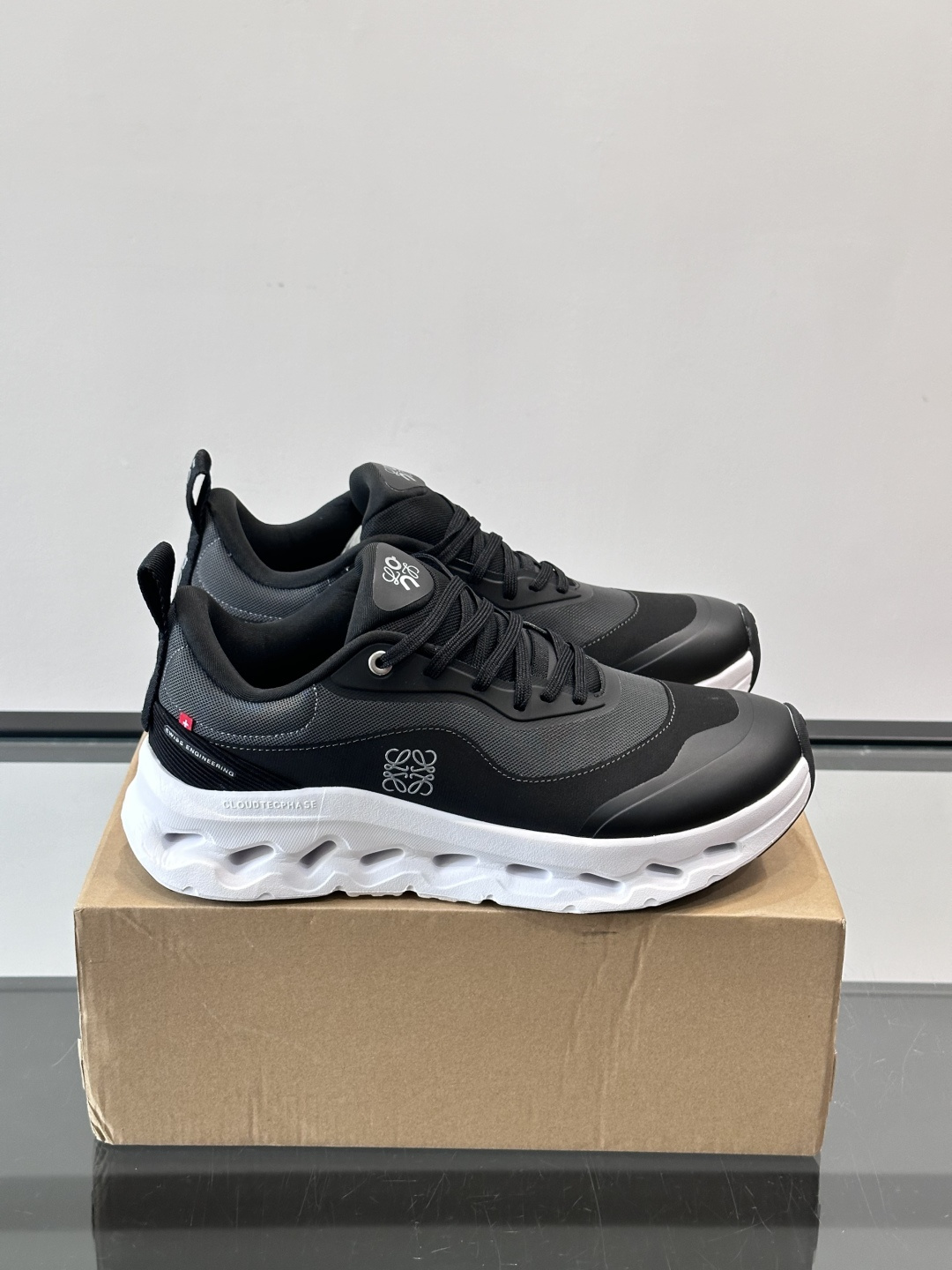 On昂跑 x Loewe联名2.0运动鞋​​👟On昂跑和Loewe联名的Cloudboom 2.0运动鞋