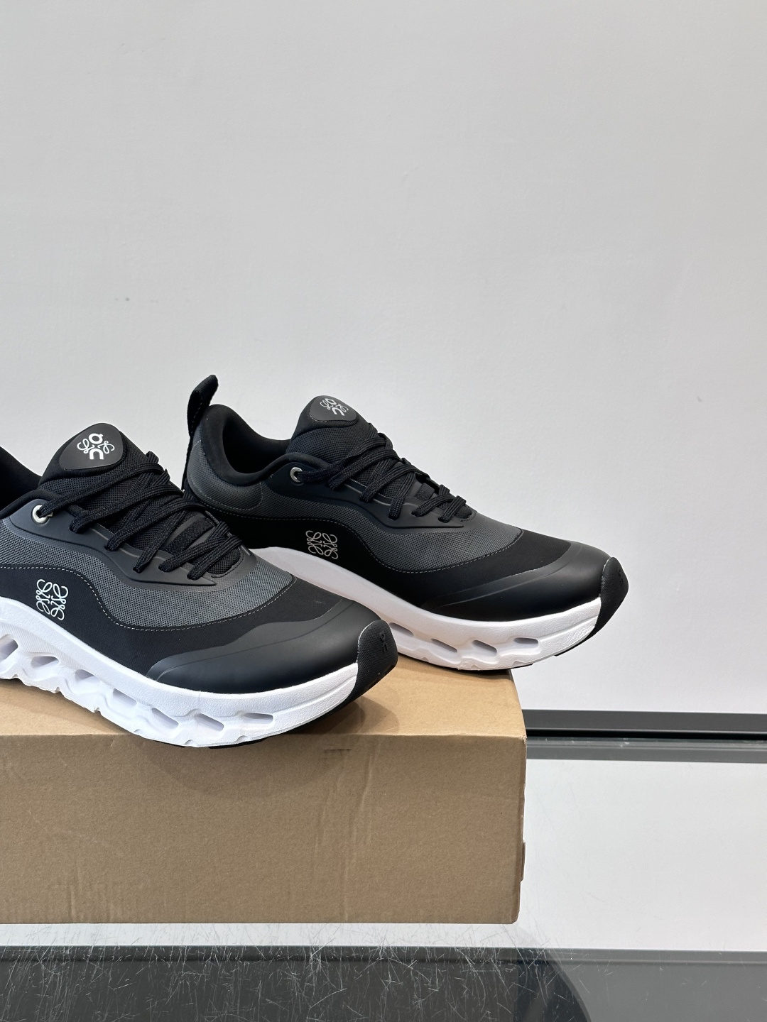 On昂跑 x Loewe联名2.0运动鞋​​👟On昂跑和Loewe联名的Cloudboom 2.0运动鞋