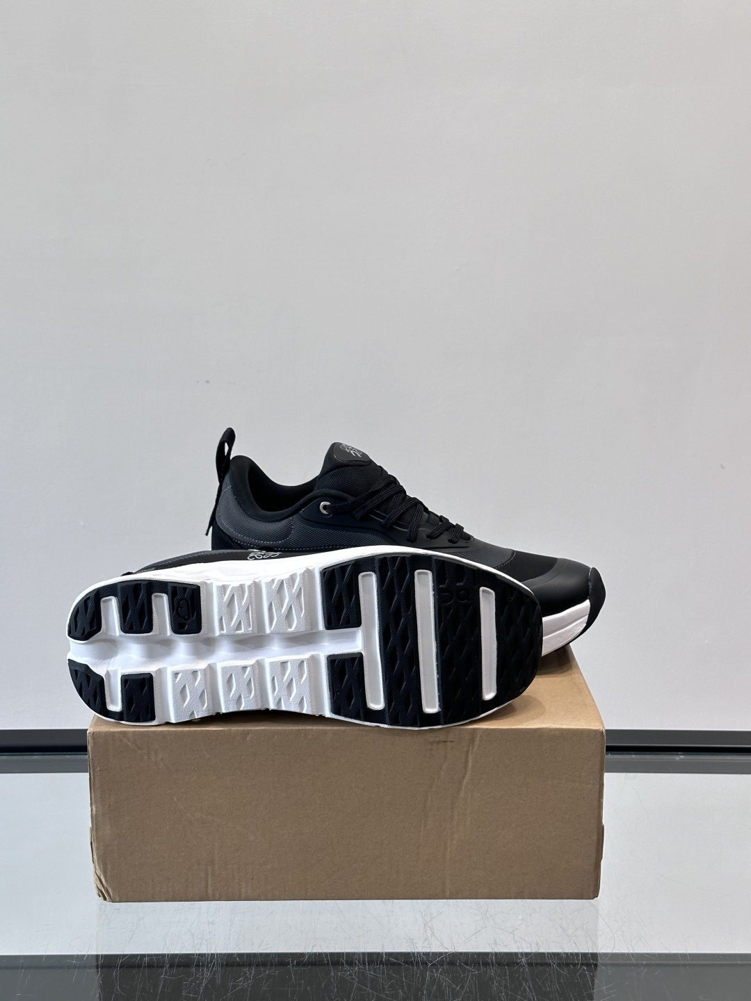 On昂跑 x Loewe联名2.0运动鞋​​👟On昂跑和Loewe联名的Cloudboom 2.0运动鞋