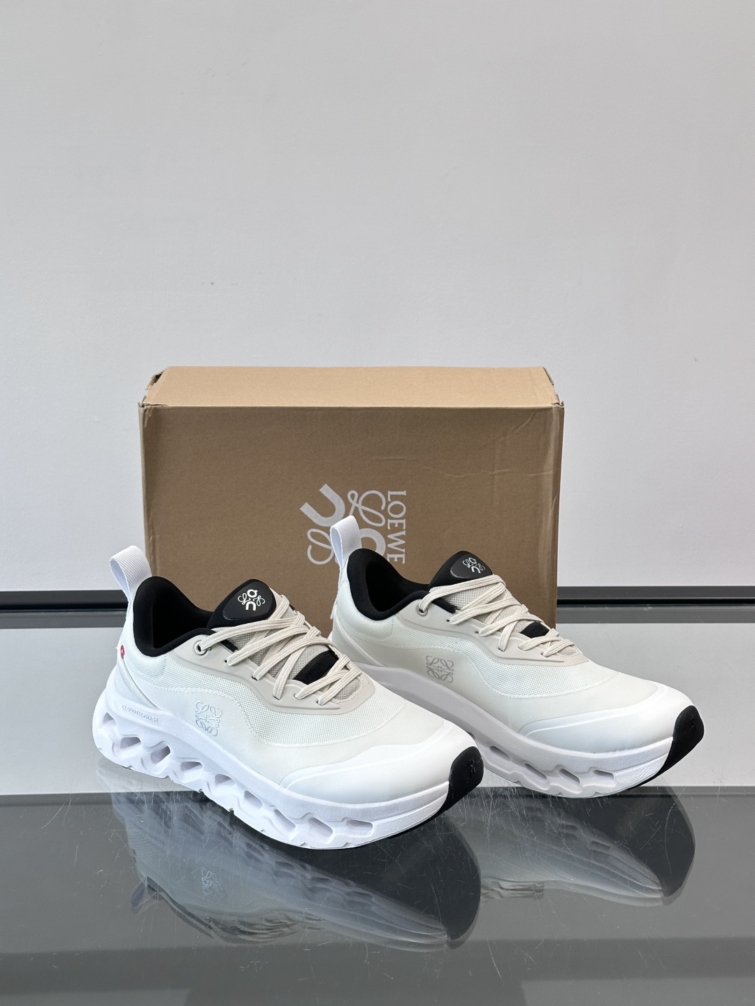 On昂跑 x Loewe联名2.0运动鞋​​👟On昂跑和Loewe联名的Cloudboom 2.0运动鞋