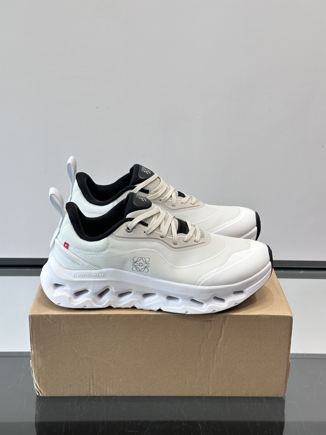 On昂跑 x Loewe联名2.0运动鞋​​👟On昂跑和Loewe联名的Cloudboom 2.0运动鞋