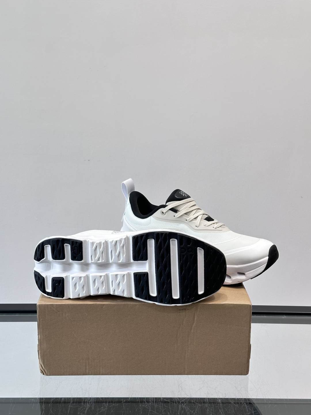 On昂跑 x Loewe联名2.0运动鞋​​👟On昂跑和Loewe联名的Cloudboom 2.0运动鞋