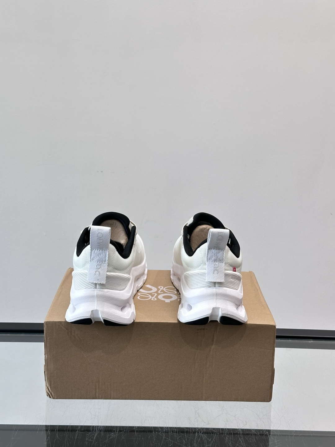 On昂跑 x Loewe联名2.0运动鞋​​👟On昂跑和Loewe联名的Cloudboom 2.0运动鞋