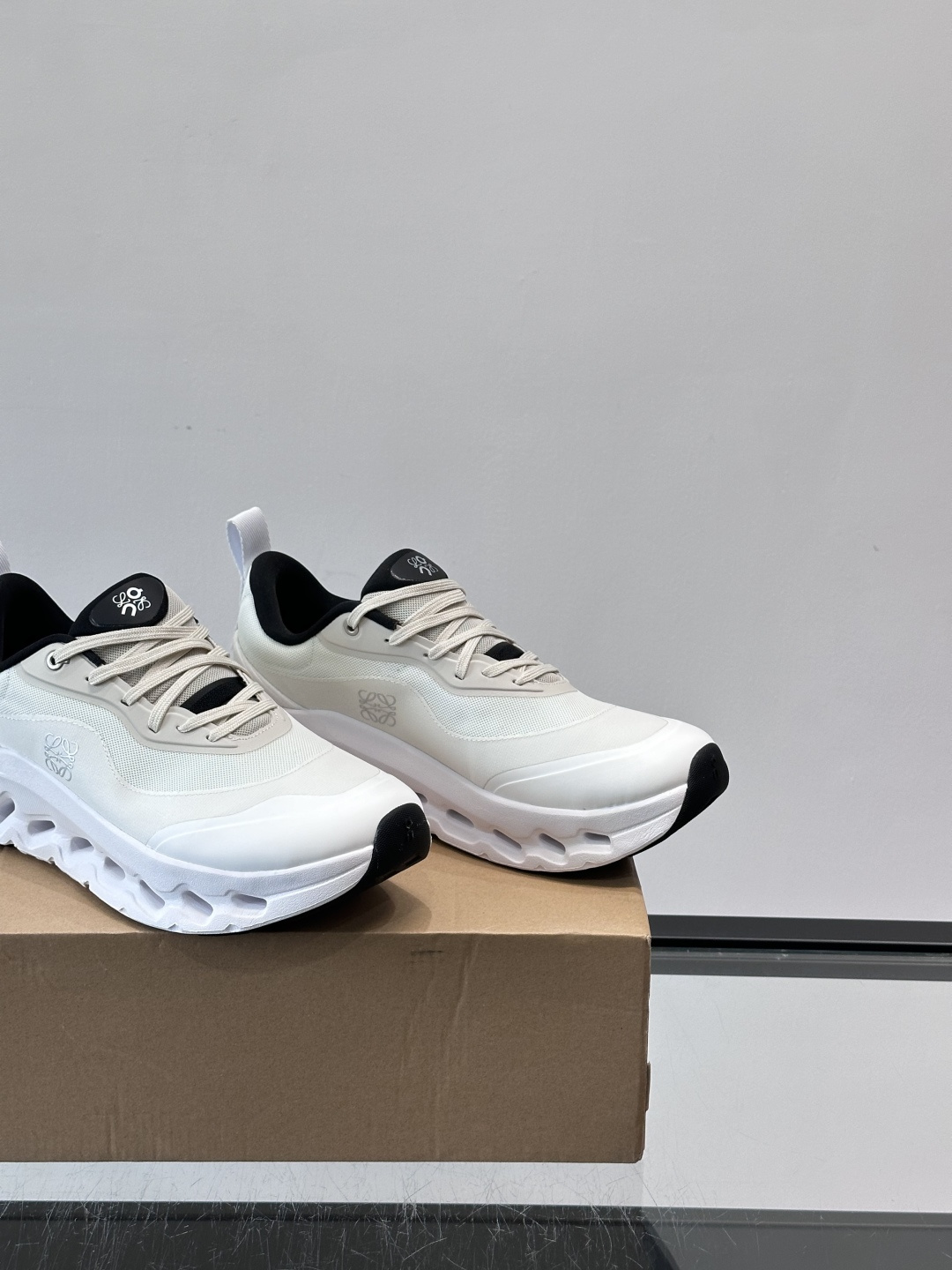 On昂跑 x Loewe联名2.0运动鞋​​👟On昂跑和Loewe联名的Cloudboom 2.0运动鞋